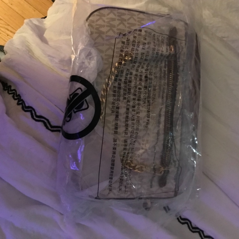 Michael Kors Crossbody Jetset bag with matching wallet.